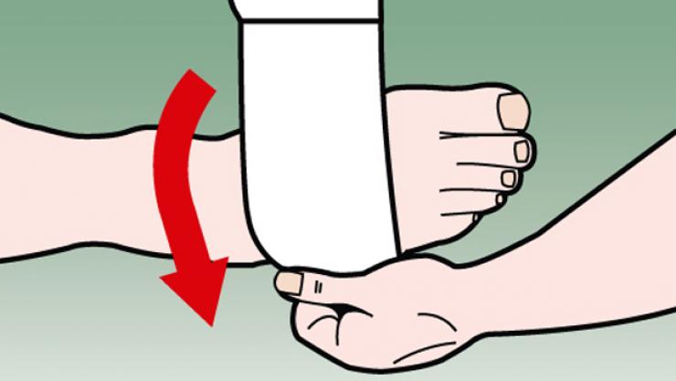 1. Quấn quanh bàn chân trước tiên. Quấn chặt hay lỏng tùy thuộc vào cảm giác thoải mái của bạn.