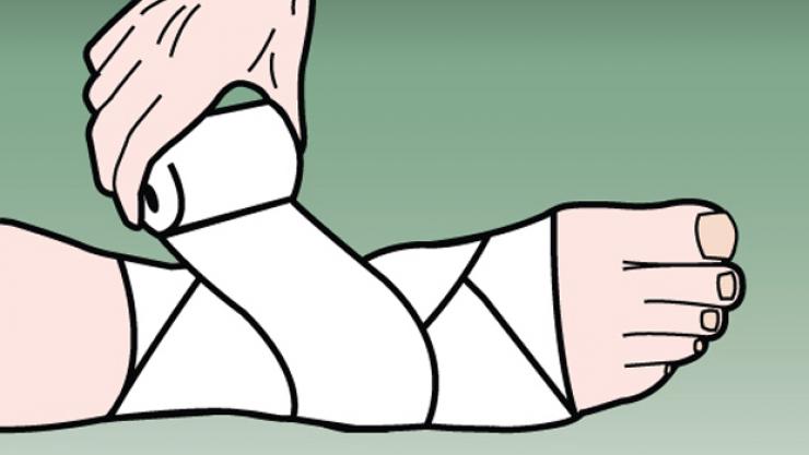 6. Quấn lên đến cổ chân thì cắt băng. Nếu làm đúng, gót chân của bạn sẽ vẫn lộ ra, nhưng phần bàn chân, mắt cá và cổ chân đã được băng kín.
